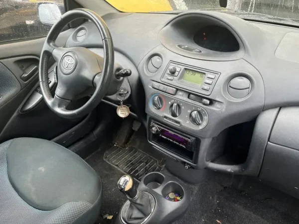 TOYOTA YARIS Creative 2005