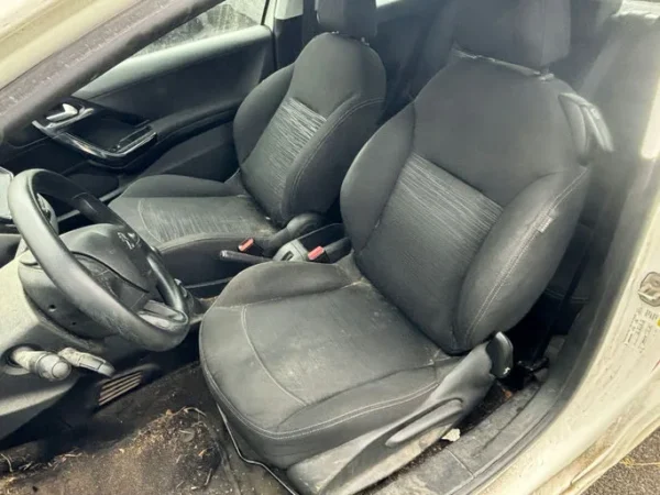 PEUGEOT 208 Allure 2012