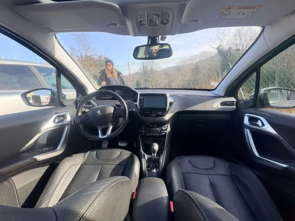 PEUGEOT 208 Féline 2015