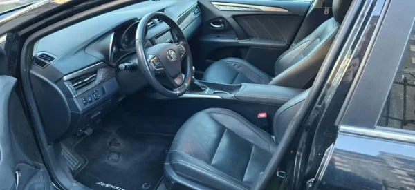 TOYOTA AVENSIS LCA SW Lounge 2015