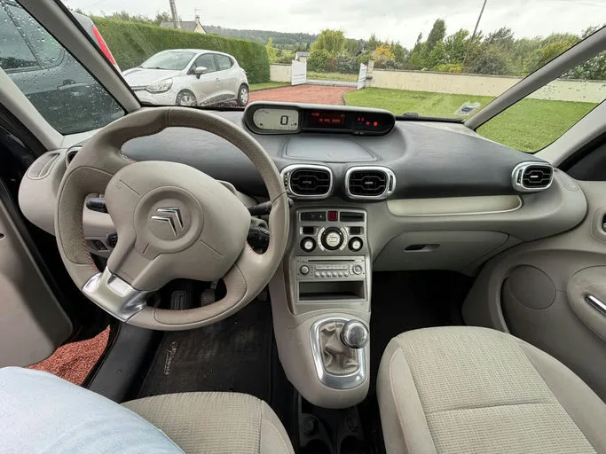 Exclusive 2010 – Image 15