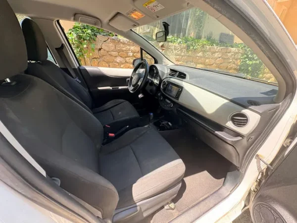 TOYOTA YARIS HYBRIDE Style 2013