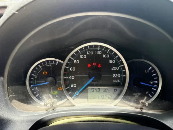 TOYOTA YARIS HYBRIDE Style 2013