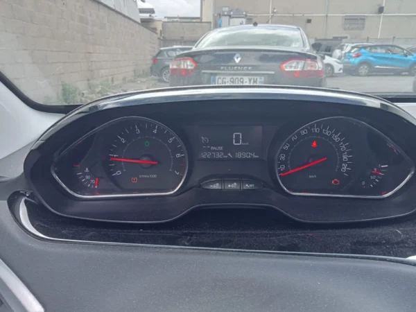 PEUGEOT 208 2015