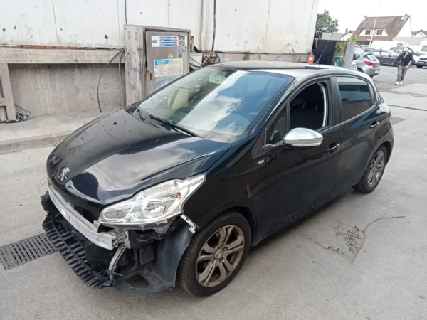 PEUGEOT 208 2015