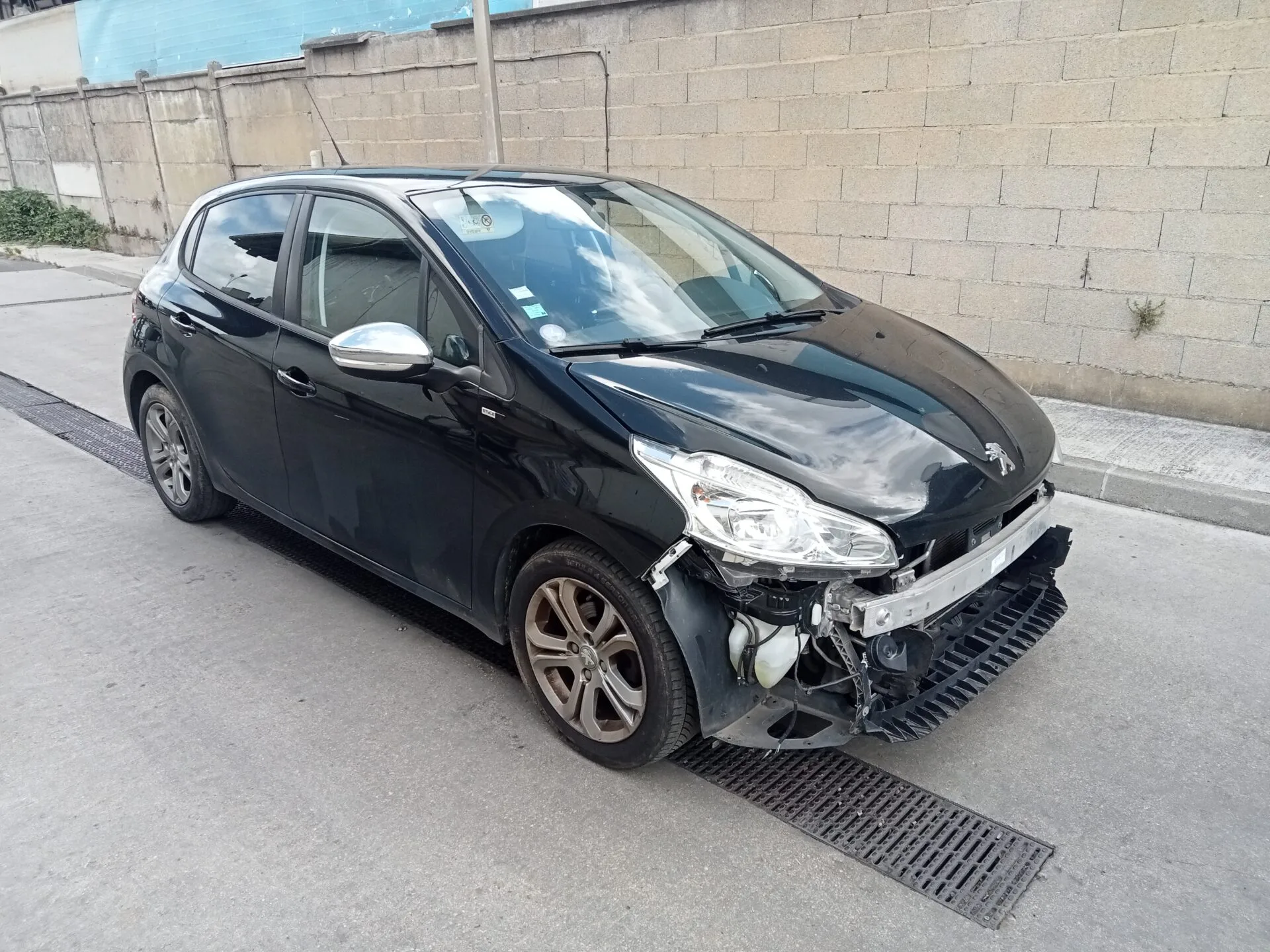 PEUGEOT 208 2015