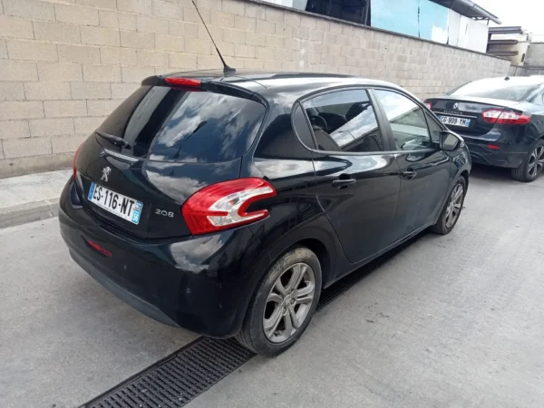 PEUGEOT 208 2015