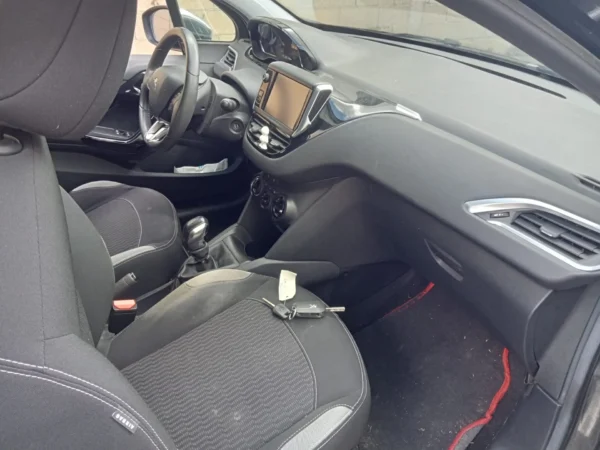 PEUGEOT 208 2015