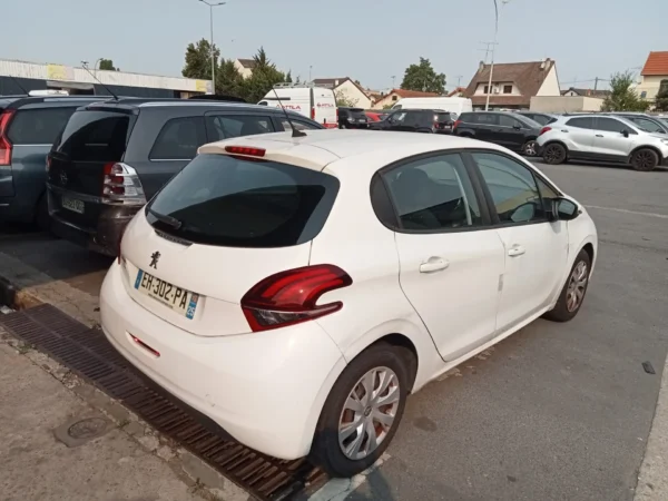 PEUGEOT 208 Allure 2016