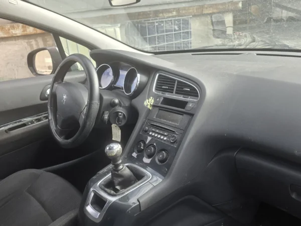PEUGEOT 5008 Style 7pl 2014