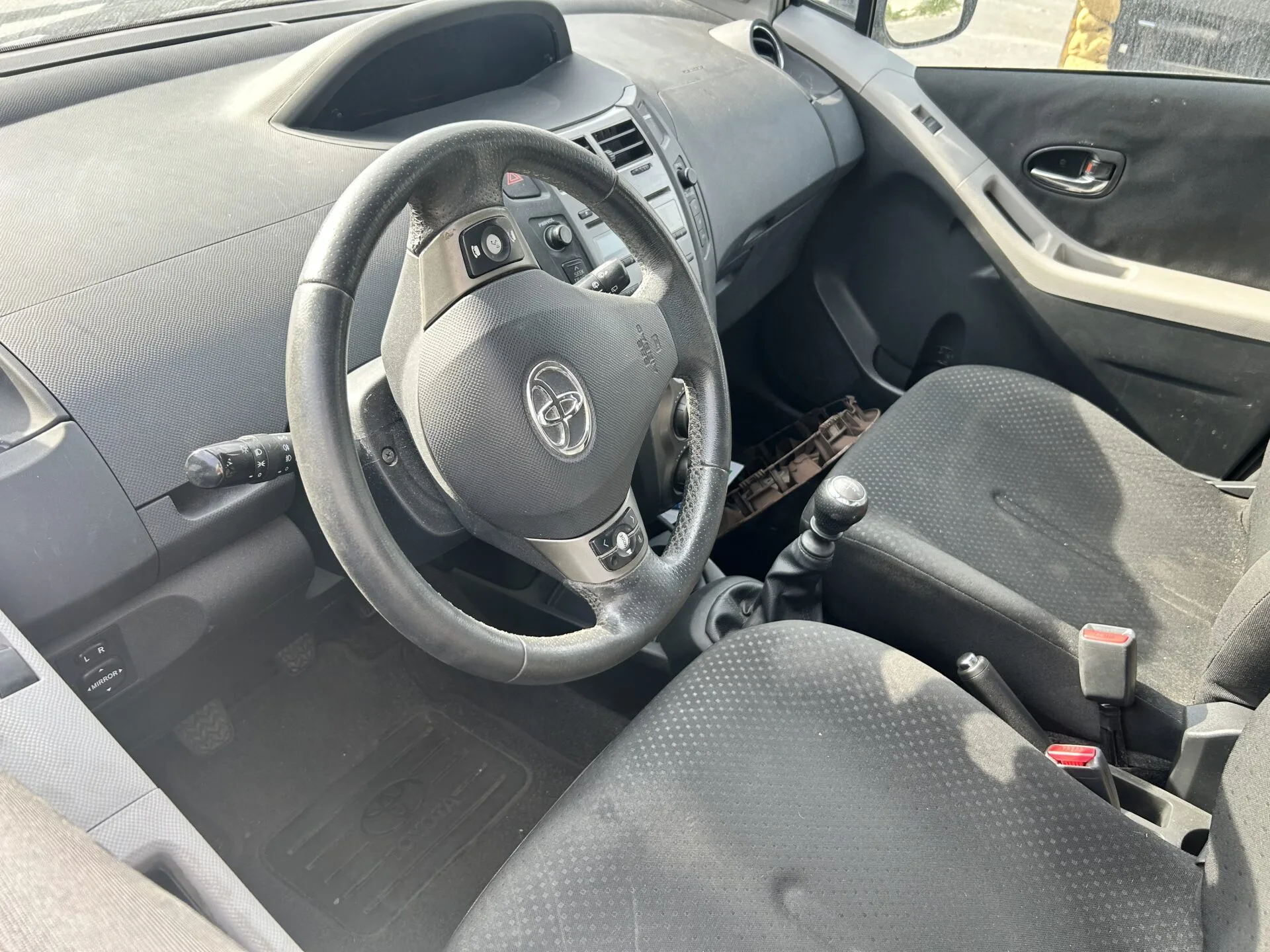 TOYOTA YARIS Lounge 2011 – Image 6