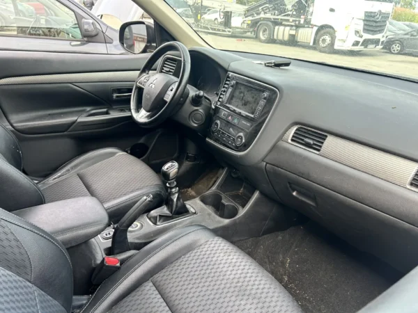 MITSUBISHI OUTLANDER Intense Navi 2015